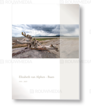 Rouwkaart met drijfhout op het strand en balk