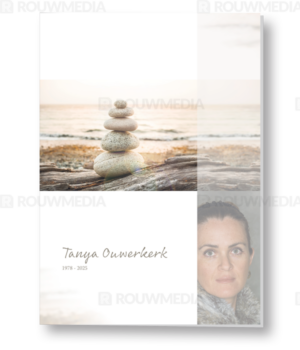 Rouwkaart met stenen op het strand en portret