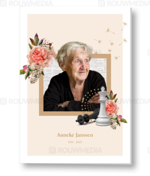 Rouwkaart met foto in kader met bloemen en schaakstukken
