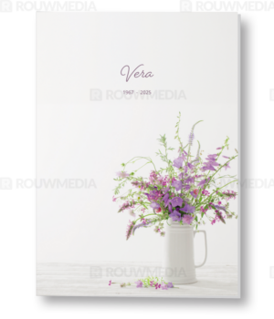 Paarse veldbloemen in een vaas